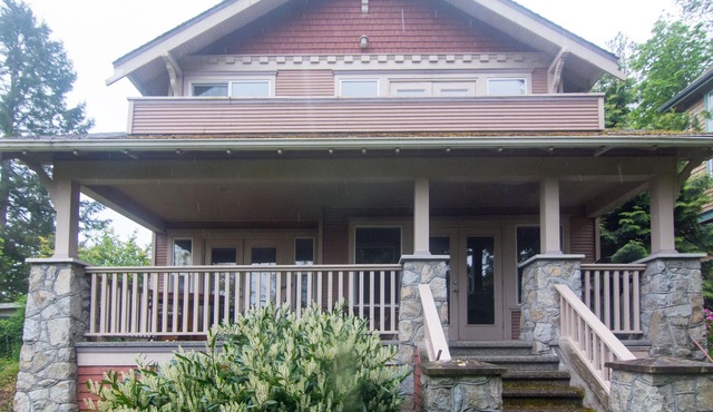 Everyone Welcome, Cozy retreat walking distance to Butchart Gardens.