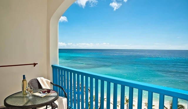 Everything You Need For The Perfect Vacation! Outdoor Pool, Free Parking!