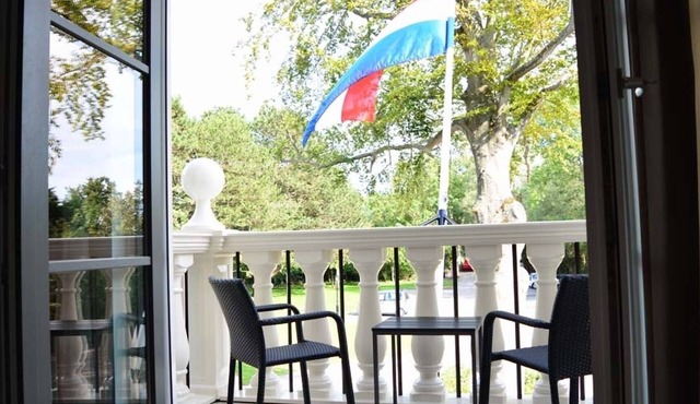 Everything You Need For The Perfect Vacation! Free Breakfast and Parking!
