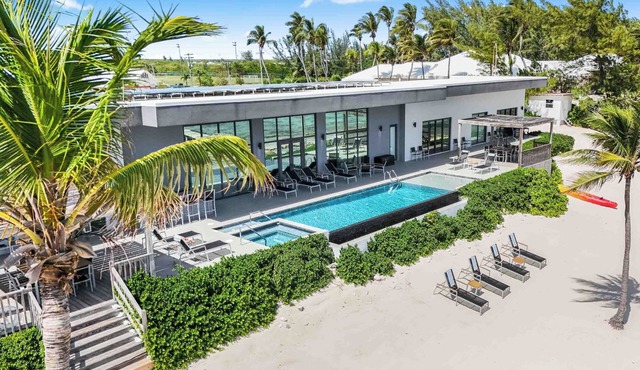 Evolution: Luxe Single-Level Villa w/Pool + Jacuzzi