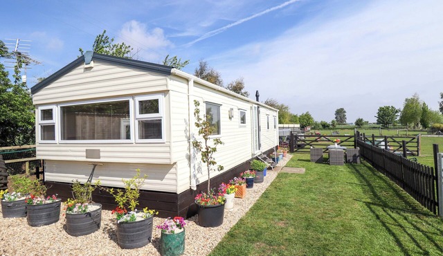 EWE VIEW, pet friendly, country holiday cottage in New Leake