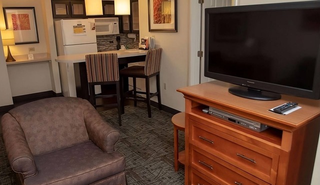 Excellent Choice! 2 Suites w/Free Breakfast, Full Kitchens, Outdoor Pool!