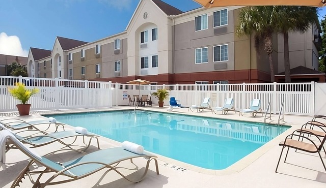 Excellent Choice! Unit with Full Kitchen, Outdoor Pool, Pets Allowed!
