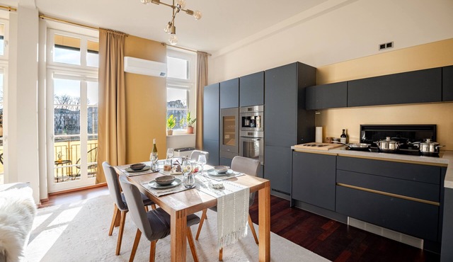 EXCELLENT LIVING SPACE Loft in the Graphic Quarter 2 bedrooms balcony, coffee, air conditioning, elevator & underground parking