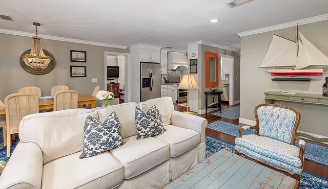 Excellent Location! Close to Restaurants, Shopping and Beach | Private large backyard