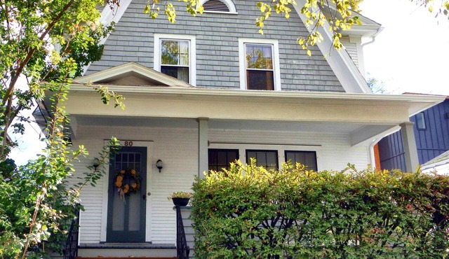 Excellent location, Private Outdoor Hot Tub, Downtown Burlington home