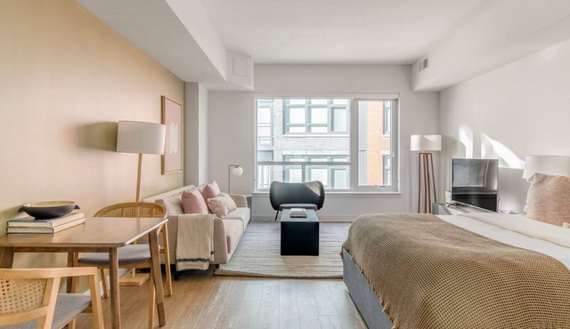Excellent Mount Vernon Studio w/Roof Pool, nr Nightlife, by Blueground