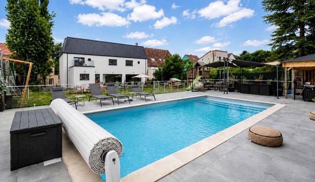 Exceptional villa with heated pool and garden near Paris