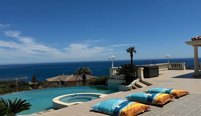 EXCEPTIONAL VILLA