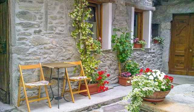 Exceptional 3-room-rustico with balcony and enchanting sea view