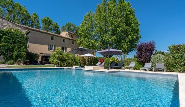 Exceptional 18th-century bastide set in 5000m2 of parkland at the foot of the Luberon mountains