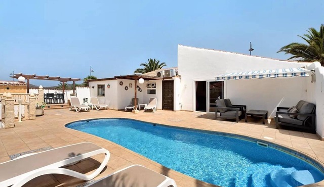 Exceptional 3 Bed Villa Malpas, sleeps 6, h/pool