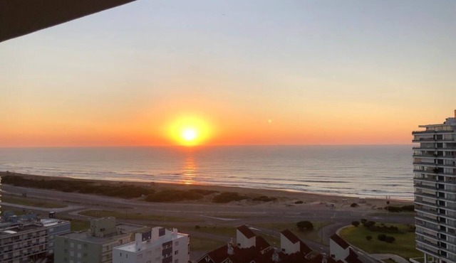 Exceptional Condo with seaside view and beach service. (No pets allowed)