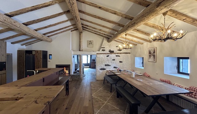 Exceptional, fully renovated 250m2 ski-in/ski-out chalet