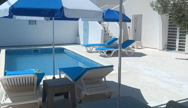 "Exceptional house with swimming pool, tastefully equipped and not overlooked."