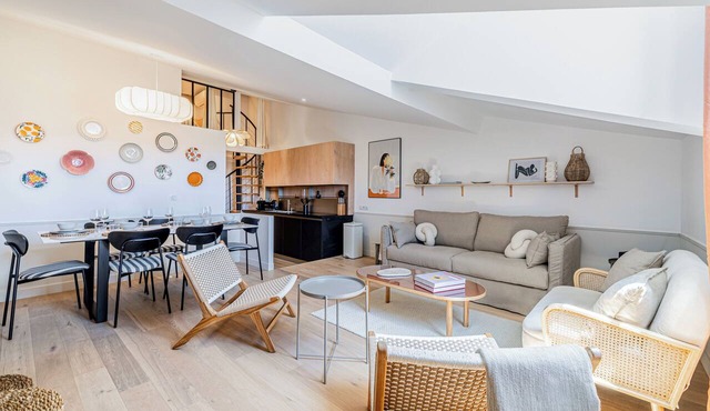 Exceptional location 2-bedroom right on Place Masséna