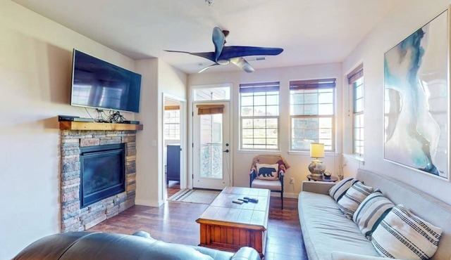 Exceptional Mountain Condo with Community Pool and Hot Tub - Dogs OK
