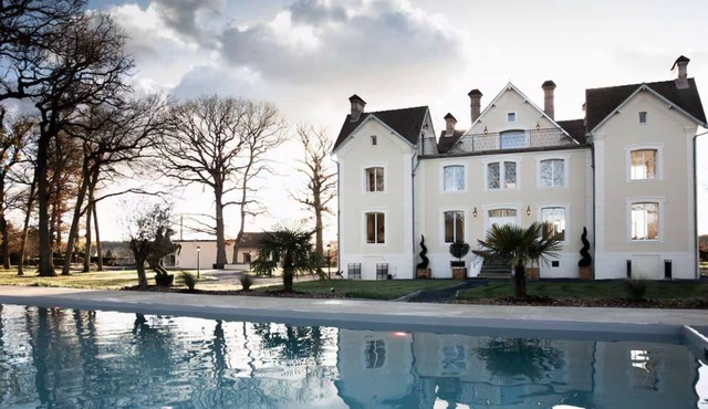 Exceptional residence 1h15 from Paris, with padel court, swimming pool, 15 pers.
