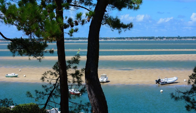 Exceptional villa at the edge of the water, in the heart of Moulleau, vast and quiet