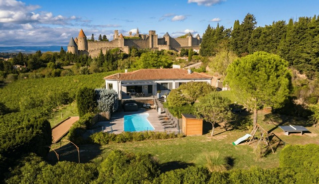 EXCEPTIONAL villa overlooking the Medieval City: heated pool, 2 jacuzzis