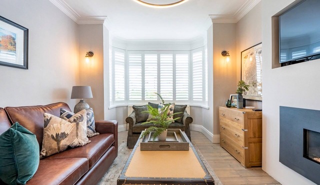 Exceptional Villa on Charming Tree-Lined Avenue - Pass the Keys