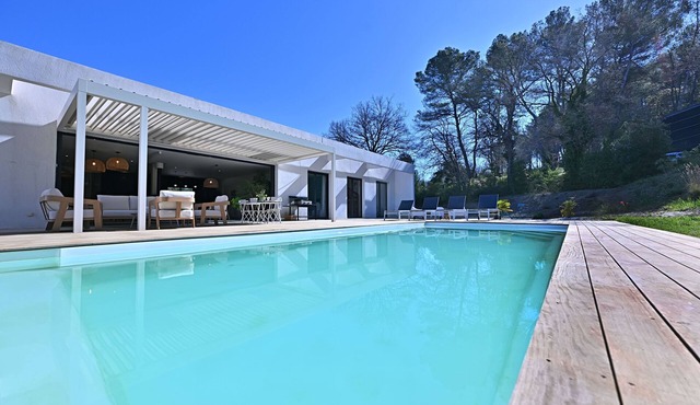 Exceptional villa with Sainte-Victoire view (Aix-en-Provence) next to golf course