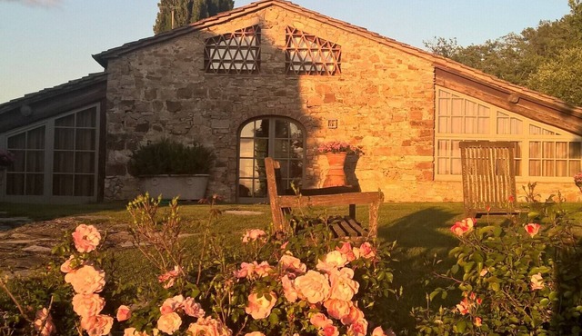 Exceptionally pretty cottage with pool, views, in walking distance from Panzano