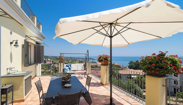 Exceptionally panoramic apartment-suite