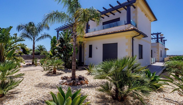 Exceptionally spacious 5 bed villa with swimming pool, snooker table - 155319/AL