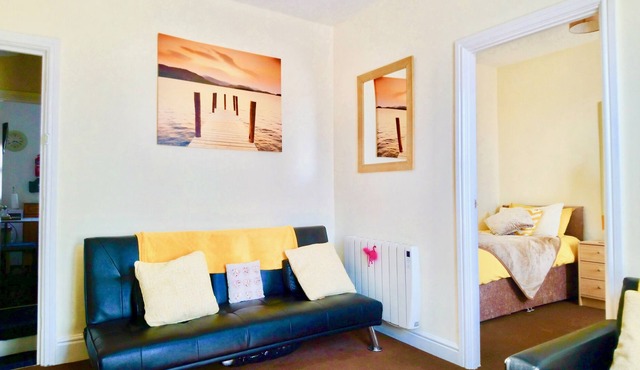 Exceptionally Spacious Top-Floor Flat on 2 Platforms-Dazzling Clean! Fun & Cosy!