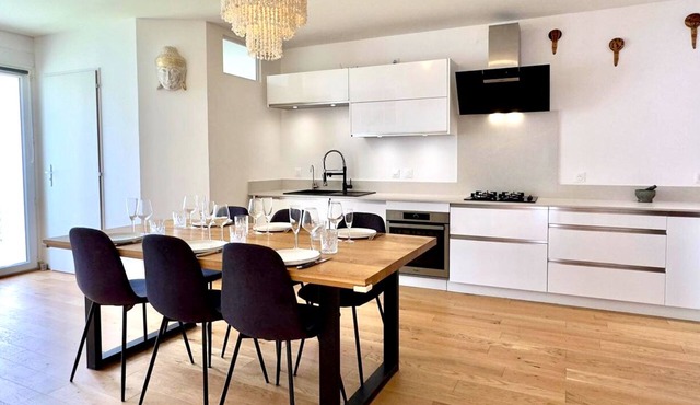 Exclusive listing near the beaches in the village center: house + outbuilding with 5 bedrooms