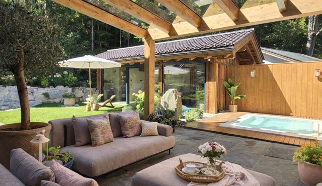 Exclusive chalet: private sauna, whirlpool & mountain views in a prime location