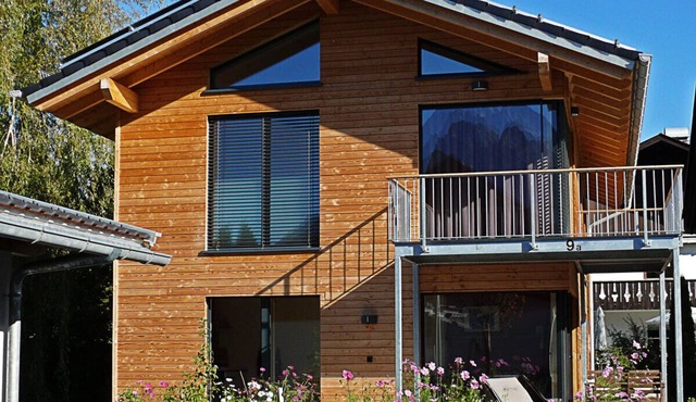 Exclusive Mondholz vacation apartment in a very quiet and central location in Garmisch