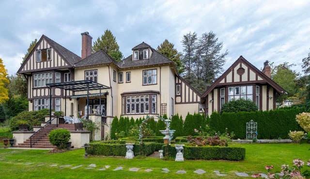Exclusive 6-Bed Manor with Amazing Garden View
