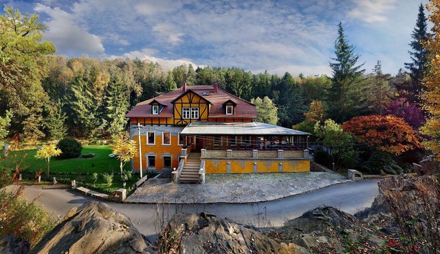 Exclusive apartment in a villa with park in Großschirma