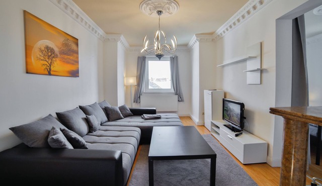 Exclusive apartment in historic residential building with fireplace, bathroom & plenty of space