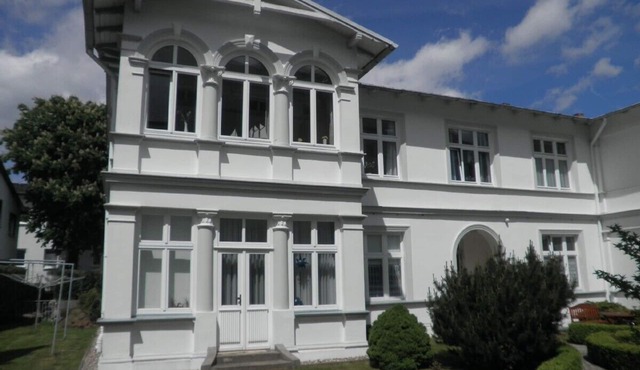 Exclusive apartment (3 rooms, 85 sqm) in a quiet location, only 50m to the beach!