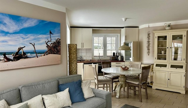 Exclusive apartment with garden and fireplace near the beach