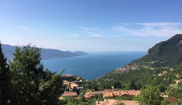 Exclusive apartment with stunning lake view and sun terrace