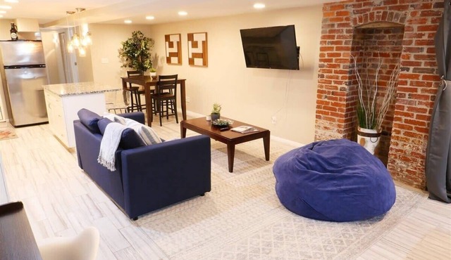 Exclusive Apt in Shaw-Outdoor Patio & Great Location