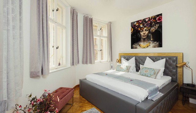 Exclusive Arthur vacation apartment in a historic townhouse in a prime central location!
