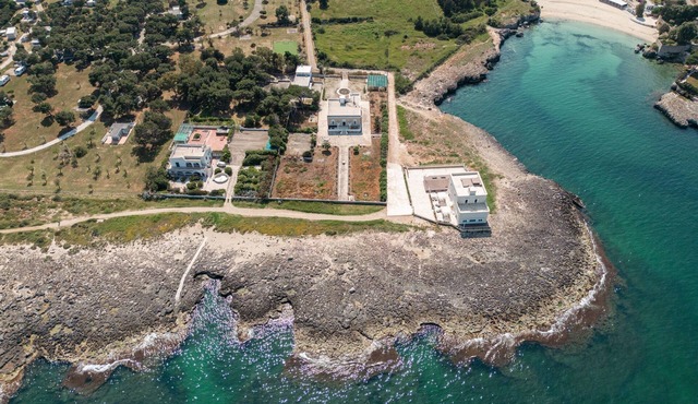 Exclusive beachfront villa, 6 bedrooms, garden, Monopoli