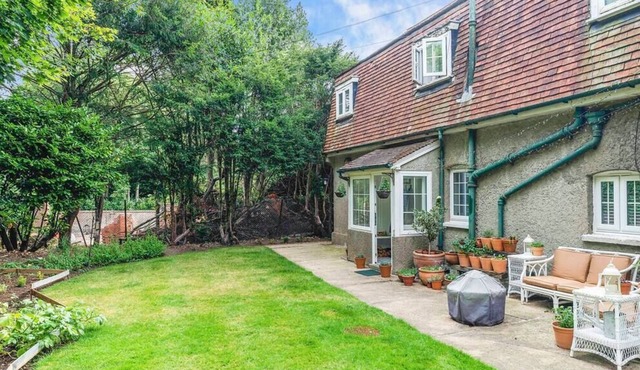 Exclusive Charming Cottage in Surrey