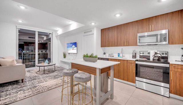 Exclusive Condo in Downtown Miami W/Pool Views and Free Parking