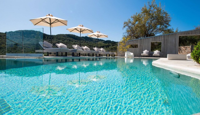 Exclusive dream villa, hilltop, secluded, panoramic views, close to town