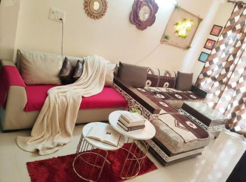 Exclusive Floor on Manali Expressway for Family