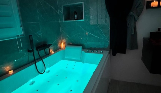 Exclusive getaway with pool and jacuzzi