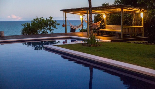 Exclusive house in Arraial d'Ajuda: 7 suites, ocean view and beach access.