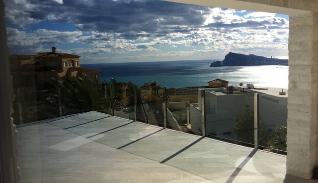 EXCLUSIVE INTERIOR DESIGN VILLA WITH FANTASTIC VIEWS TO THE SEA AND THE MOUNTAIN