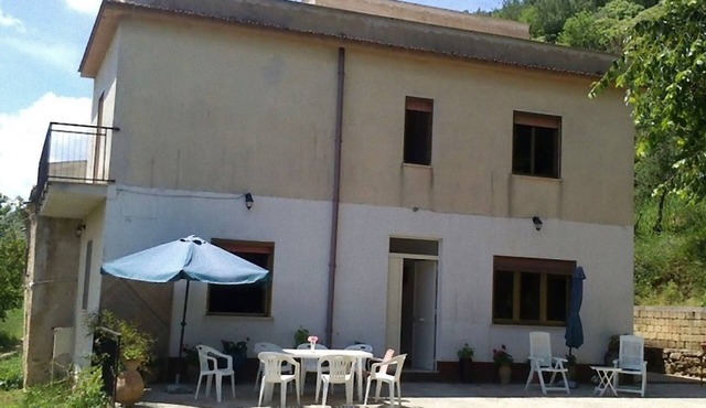 Exclusive, large house, large countryside and (tub)swimming pool